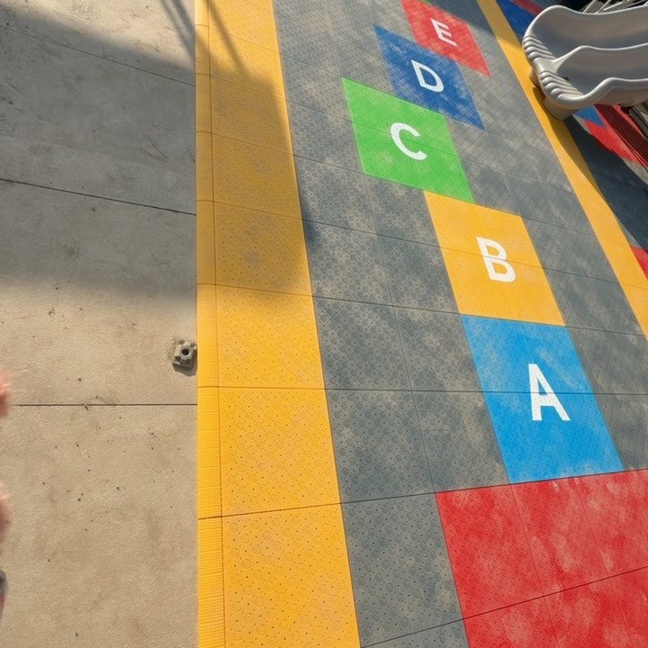 بلاط ملاعب كرة السلة المتشابك  - مراجعة Outdoor Sport Floor Tiles وسعره